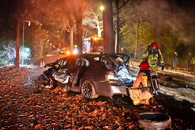 Bij de botsing in Waalre raakten twee mensen gewond (foto: Rico Vogels/SQ Vision).