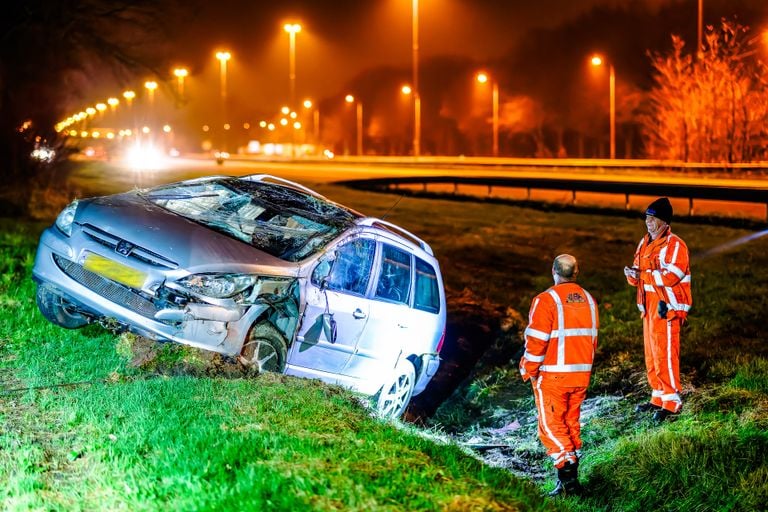 Een bergingsbedrijf haalde de auto uit de greppel bij Riel (foto: Jack Brekelmans/SQ Vision).