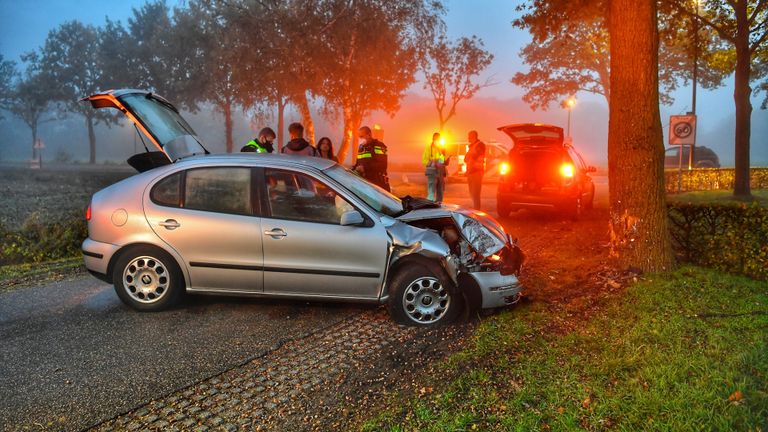 In Bergeijk gebeurde vrijdagochtend een ongeluk op de Muggenhool (foto: Rico Vogels/SQ Vision).