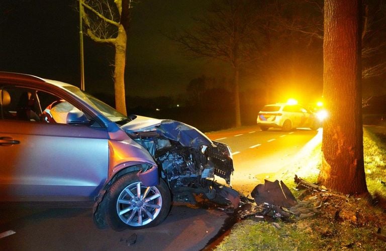 Hoe het ongeluk op de Haarenseweg bij Esch kon gebeuren, wordt onderzocht (foto: Bart Meesters).