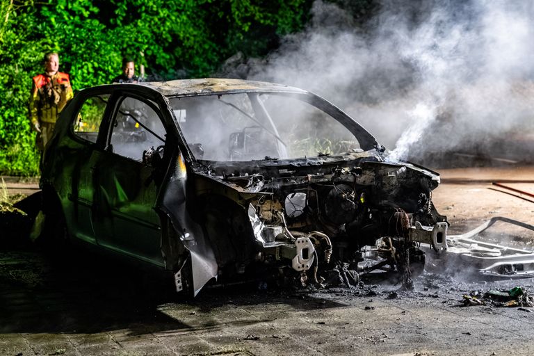 Autowrak in brand gestoken (Foto: Jurgen Versteeg/SQ Vision)