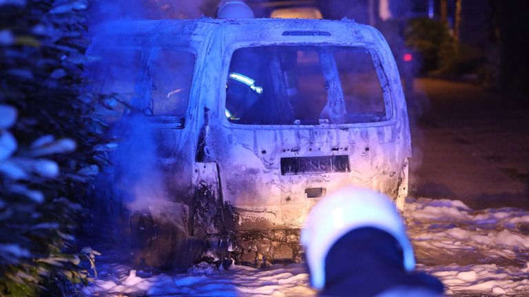 Auto in vlammen op in Heeswijk-Dinther (foto: Sander van Gils/SQ Vision). 