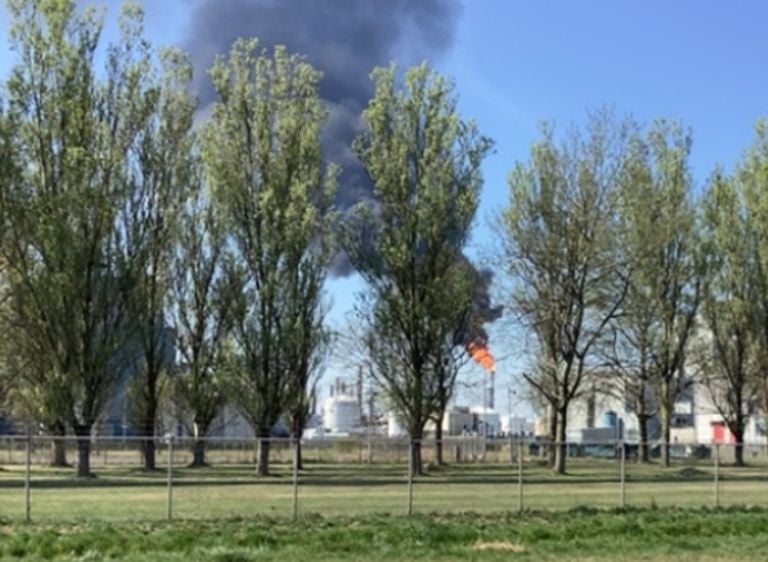Vuur op industrieterrein Moerdijk (foto: Veiligheidsregio.)