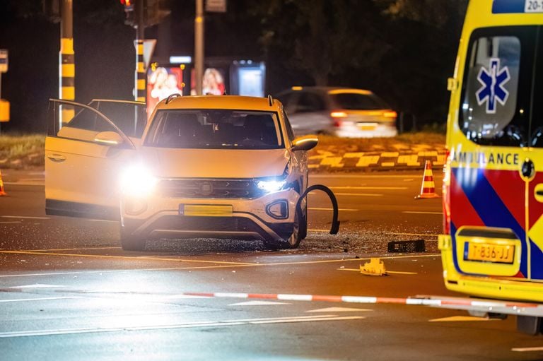 Vanwege het ongeluk werd de kruising in Tilburg enige tijd afgesloten (foto: Jack Brekelmans/SQ Vision).