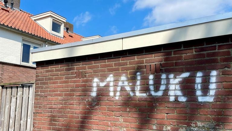 De tekst 'Maluku' op een schuurtje (foto: Erik Peeters).