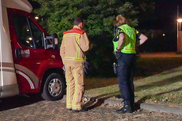 In de buurt van de uitgebrande auto in Helmond werd een lap stof gevonden met een sterke benzinelucht (foto: Harrie Grijseels/SQ Vision).