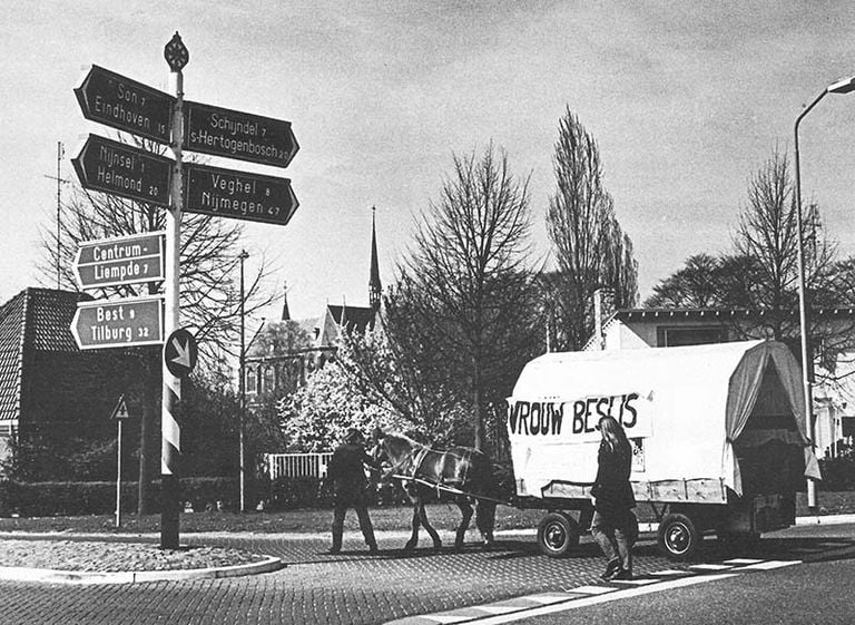 Huifkartocht Dolle Mina, een actie voor de legalisering van abortus, arriveert in Sint-Oedenrode, 1972 (Foto: Eva Besnyö/MAI).