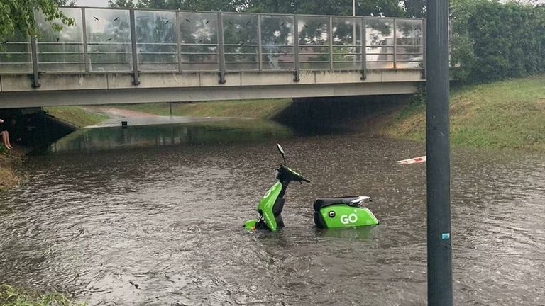 Deze scooter was geparkeerd bij een tunneltje in Helmond en ging bijna kopje onder... 