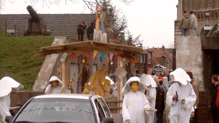 Noëlles familie trok met praalwagens door de straten van Woudrichem (archieffoto Noëlle)