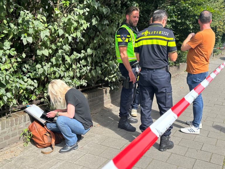 De omgeving van de Brugstraat in Den Bosch is afgezet met lint.