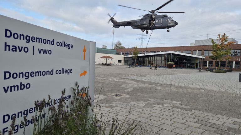 Een Cougar-helikopter cirkelt boven het schoolplein van het Dongemond College in Raamsdonksveer (foto: Niek de Bruijn).