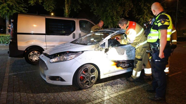 De auto in Rosmalen brandde van binnen volledig uit (foto: Bart Meesters).