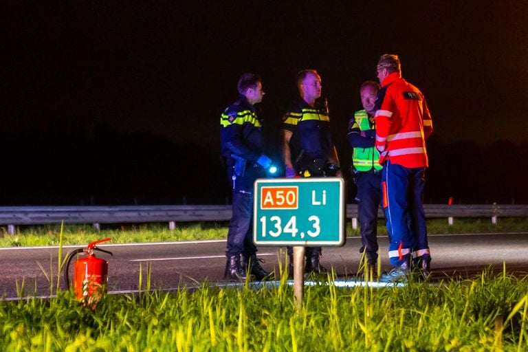 Hoe het ongeluk op de A50 bij Schaijk kon gebeuren, wordt onderzocht (foto: Gabor Heeres/SQ Vision).