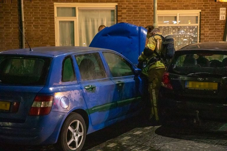 Een auto vatte vlam (foto: Christian Traets/SQ Vision).