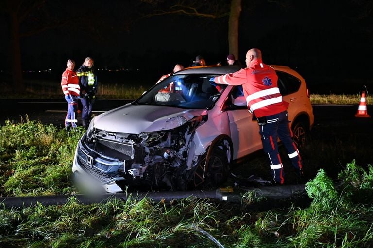 De auto raakte bij de botsing met de lichtmast zwaar beschadigd (foto: Toby de Kort/SQ Vision).