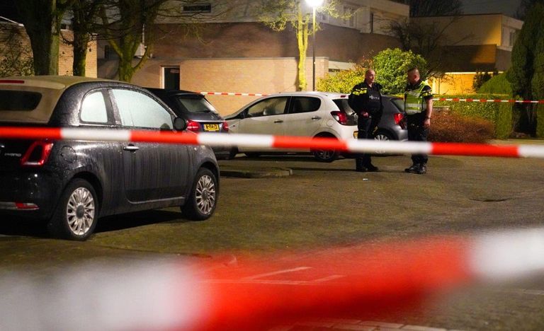 Agenten zetten een groot deel van de Vierde Rompert in Den Bosch af voor onderzoek (foto: Bart Meesters).