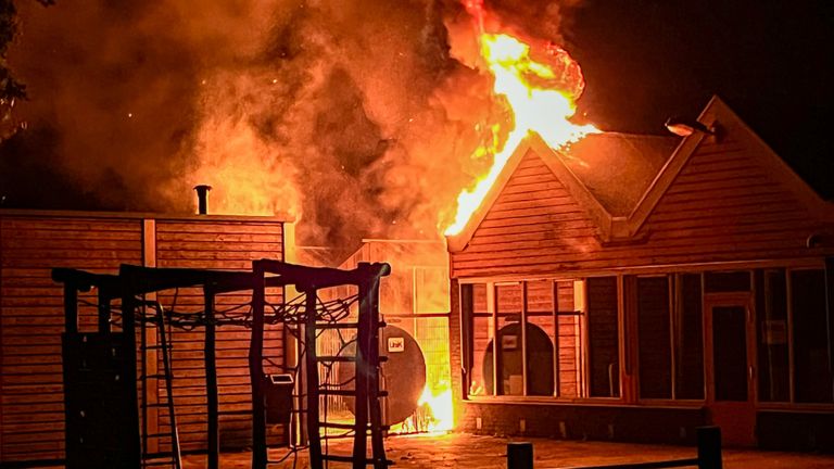 De vlammen sloegen uit het dak van basisschool Het Baken. (Foto: Gabor Heeres/SQ Vision)