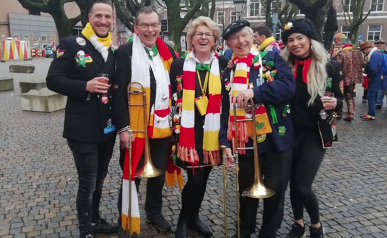 Familie Van Dalen aan het carnavallen in de Oeteldonk