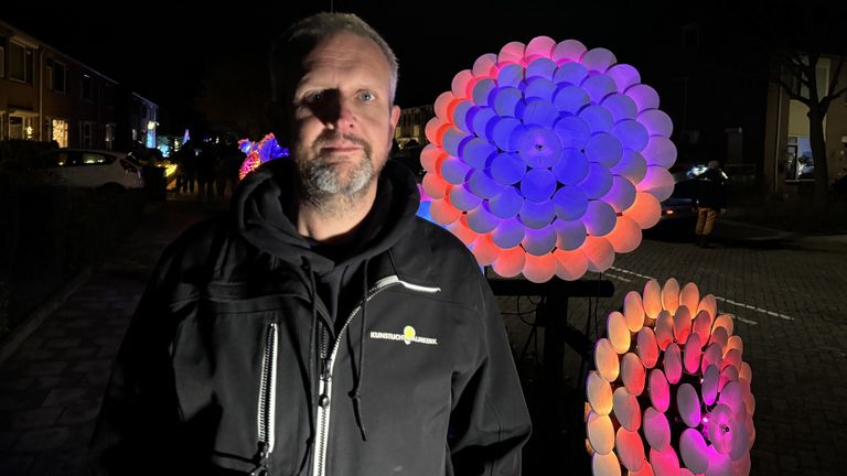 Robert Zegwaard bij zijn lichtkunstwerk Flowerpower, dat hij ontwierp voor Kunstlicht Almkerk (foto: Niek de Bruijn)