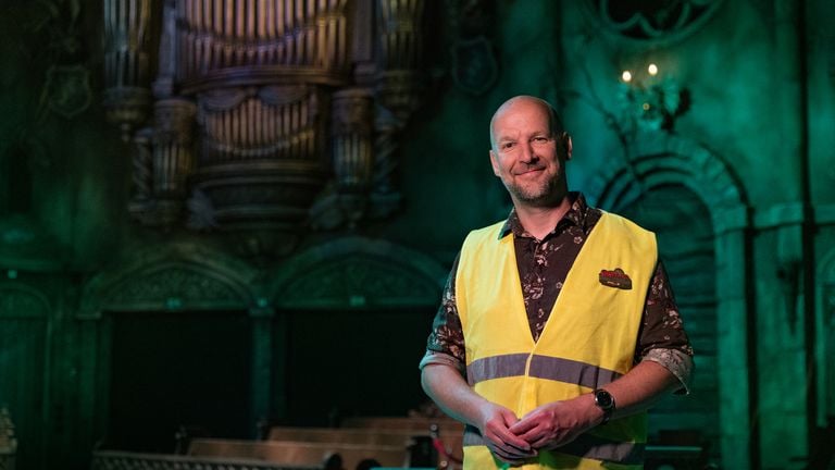 Jeroen Verheij met op de achtergrond het orgel (foto: De Efteling).