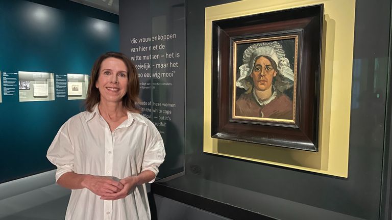 Directeur Jacqueline Grandjean bij 'De kop van een vrouw' in het Noordbrabants Museum (foto: Omroep Brabant).