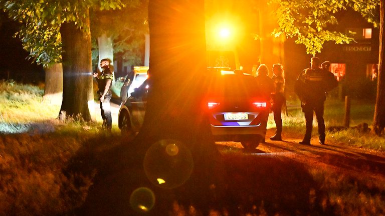 De politie heeft in de buurt gezocht naar de overvallers, maar die waren spoorloos verdwenen (foto: Rico Vogels/SQ Vision).