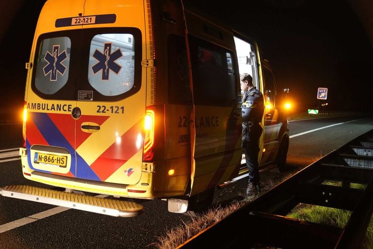 De bestuurder is onderzocht door ambulancepersoneel en vervolgens naar het ziekenhuis in Weert gebracht (foto: WdG/SQ Vision). 