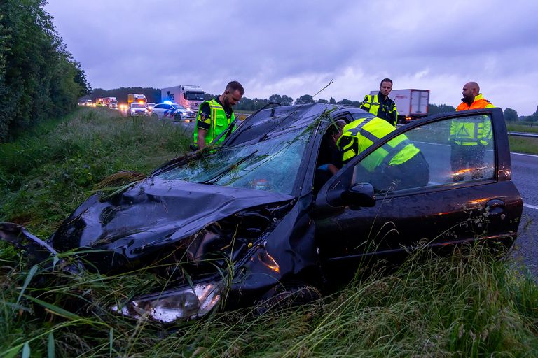 De auto raakte bij de crash op de A50 zwaar beschadigd (foto: Gabor Heeres/SQ Vision).