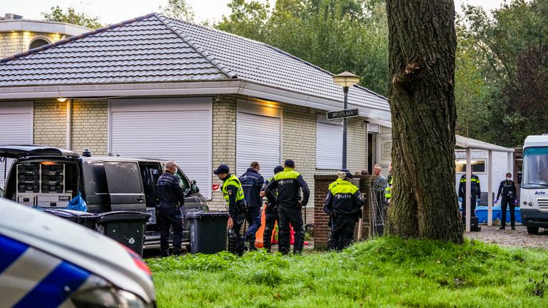 Agenten op het woonwagenkamp aan de Brestalaan (Foto: SQ Vision).