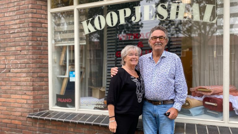 Jeannette en Joop Pijnenburg voor hun winkel (foto: Jan Peels) .
