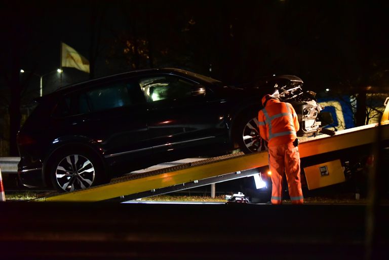 Een bergingsbedrijf nam de auto mee (foto: Johan Bloemers/SQ Vision).