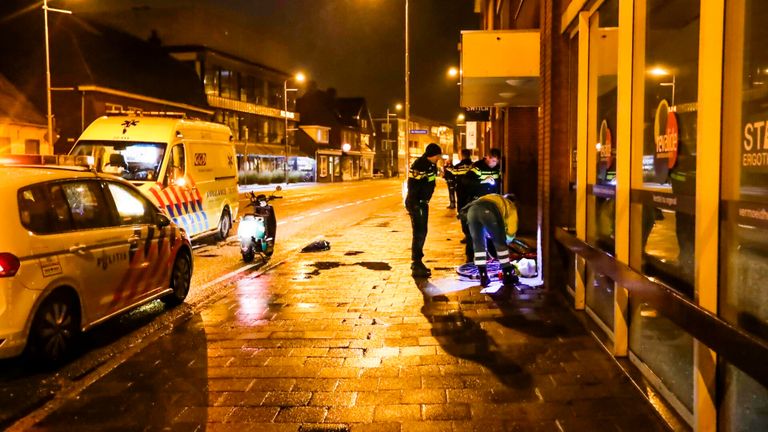 De politie onderzoekt wat er precies gebeurd is op de Geldropseweg in Eindhoven (foto: Dave Hendriks/SQ Vision).