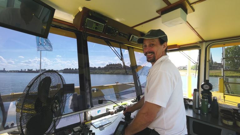 Veerbaas Michel op de veerpont Lith-Alphen die nog wel vaart (foto: Megan Hanegraaf).