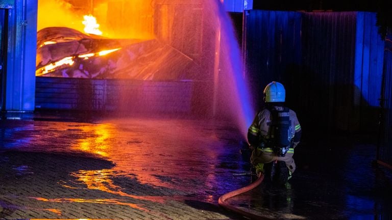 De brandweer had het vuur in Roosendaal na uren onder controle (foto: Christian Traets/SQ Vision).
