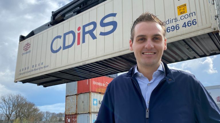 Remon Versteijnen voor één van de honderden containers die wekelijks uit China aankomen in Tilburg (foto: Jan Peels).