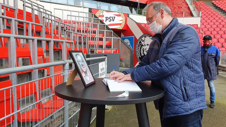 Een fan tekent het condoleanceregister (foto: Collin Beijk).