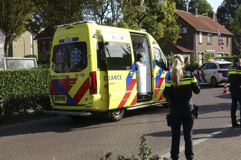 De fietsster is na de val in Waalre nagekeken door ambulancepersoneel (foto: Jozef Bijnen/SQ Vision).