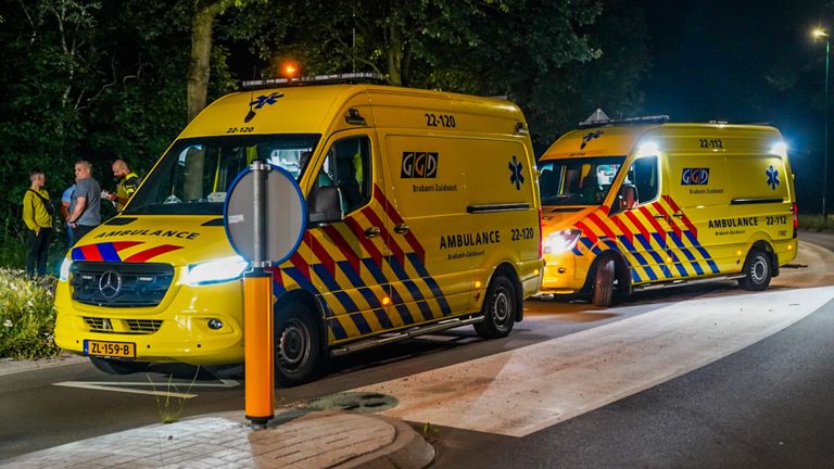 De twee mensen die in de Porsche zaten zijn met ambulances naar een ziekenhuis gebracht (foto: Dave Hendriks/SQ Vision).