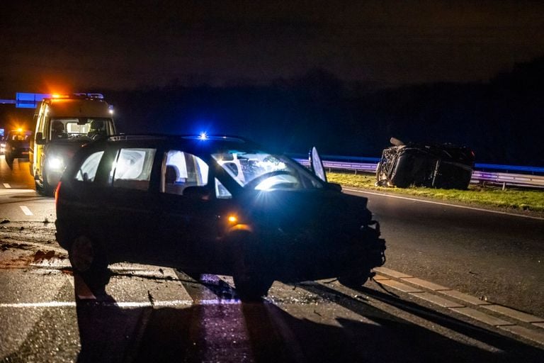 De tweede auto belandde tegen de vangrail en kwam daarna op de weg tot stilstand (foto: Jack Brekelmans/SQ Vision).