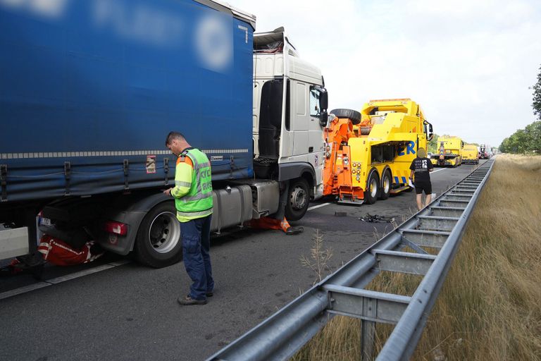 De rechterrijstrook van de A2 bij Budel werd na het ongeluk afgesloten (foto: WdG/SQ Vision).