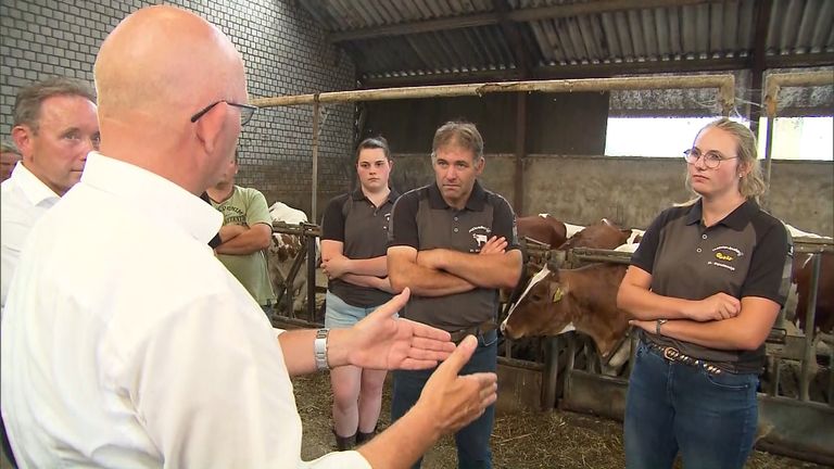 Marije en hara vader uiten hun zorgen tegenover Henk Staghouwer (LNV) (foto: Omroep Brabant).