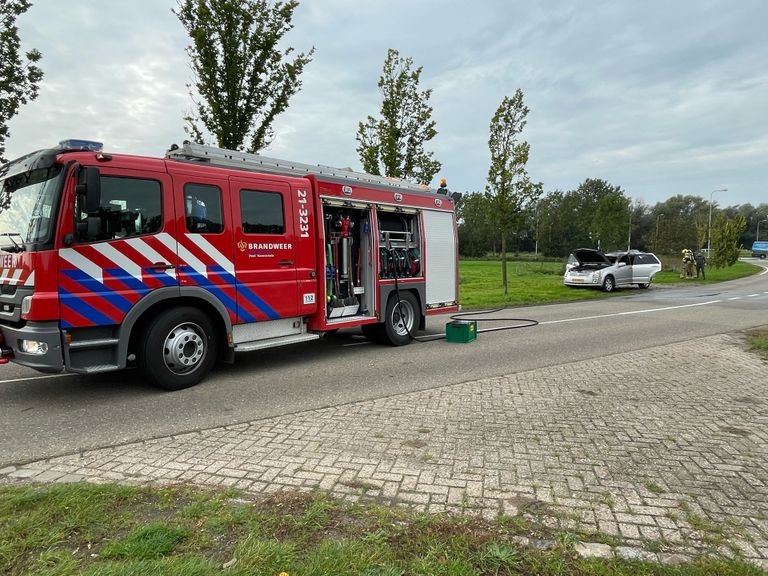 De brandweer bluste de auto in Overlangel (foto: Marco van den Broek/SQ Vision).