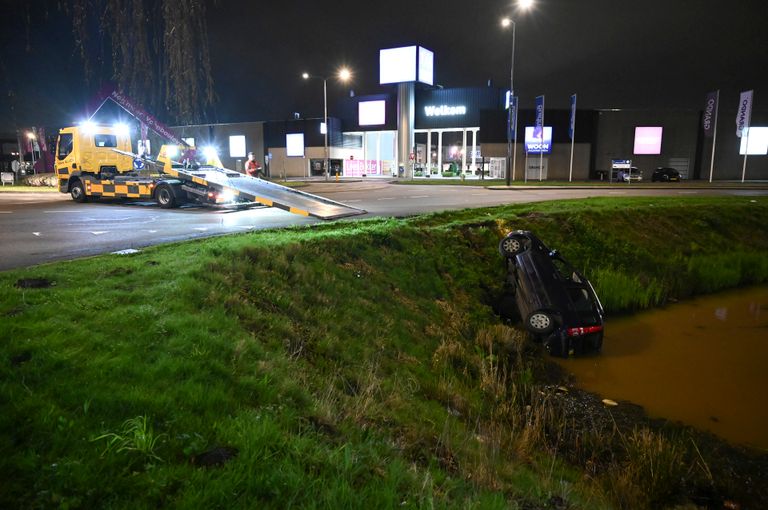 De auto werd door een bergingsbedrijf uit het water aan de Kruisweide in Breda gehaald (foto: Perry Roovers/SQ Vision).