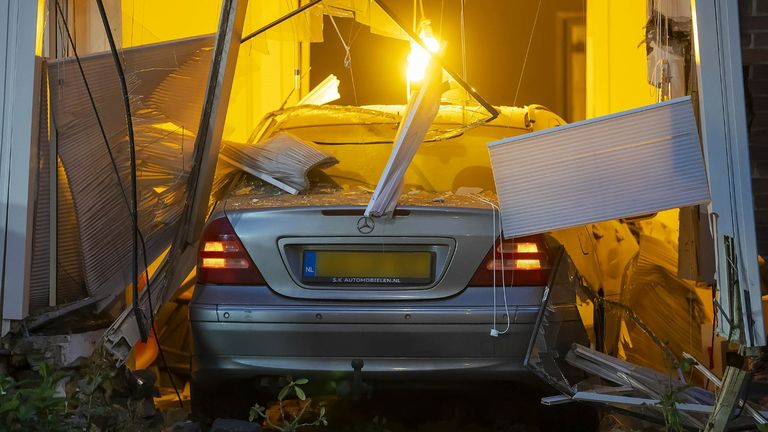 De auto kwam in de woonkamer van het huis aan de Osse Kromstraat tot stilstand (foto: Gabor Heeres/SQ Vision).