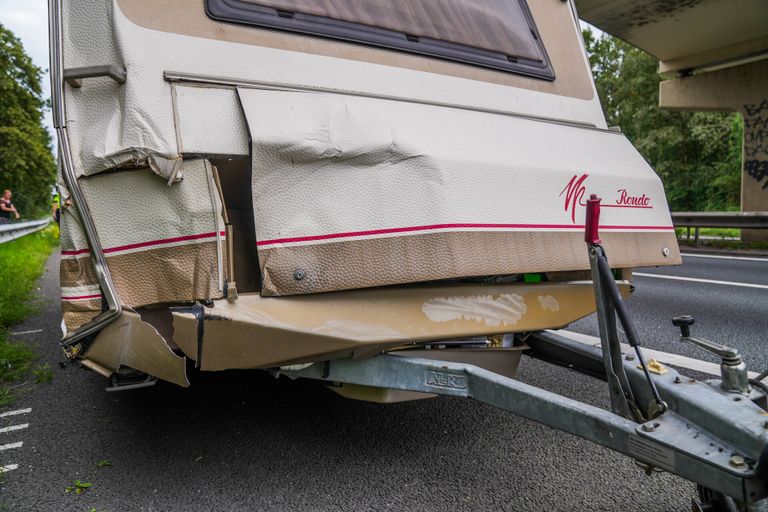 Ook de caravan bleef bij de inhaalactie op de A67 niet ongedeerd (foto: Dave Hendriks/SQ Vision).