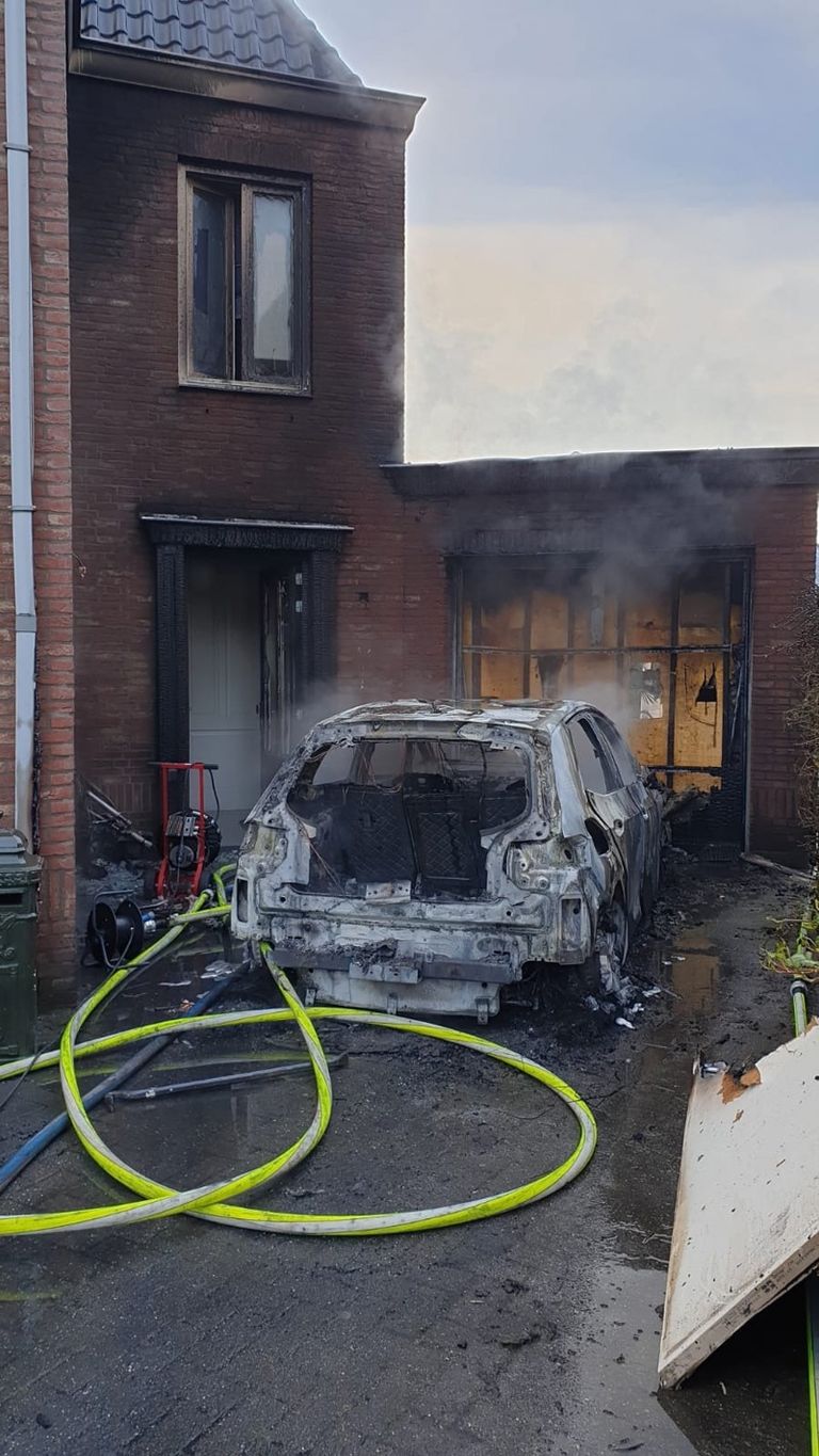 De auto, de carport en de garage aan de Herbergierstraat in Etten-Leur zijn bij de brand verwoest (foto: Veiligheidsregio).