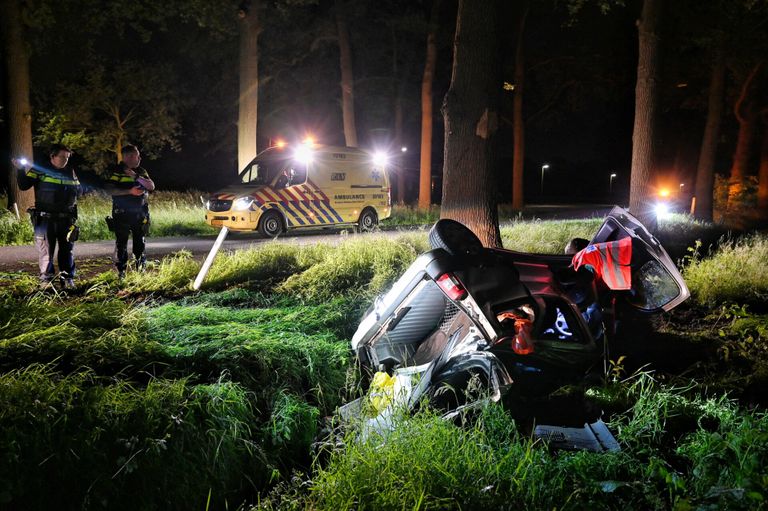 Het ging mis op de Oisterwijksedreef in Haaren toen de automobilist al rijdend een sigaret probeerde te pakken (foto: Toby de Kort/SQ Vision).