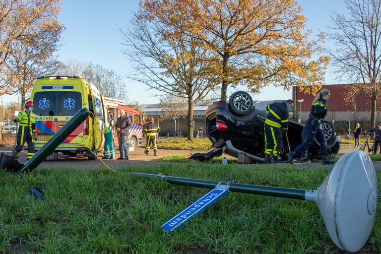 De auto belandde op de kop (foto: Jurgen Versteeg/SQ Vision).