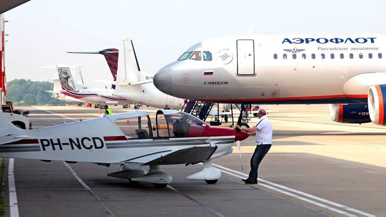 Jean-Paul naast het vliegtuig van Aeroflot (foto: Jean-Paul Sablerolle).