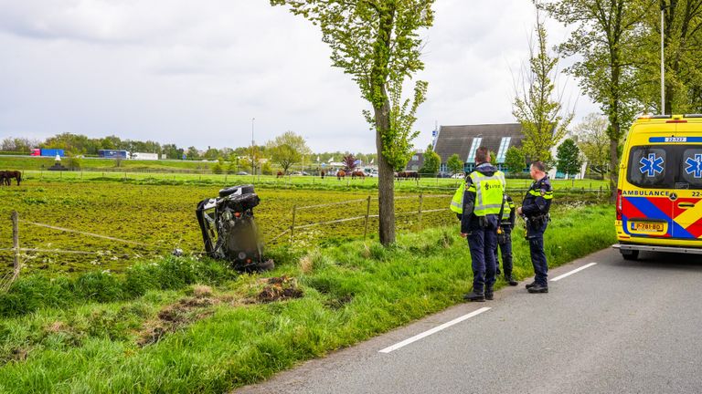 Het ongeluk gebeurde op de Nobisweg in Asten ((foto: Dave Hendriks/SQ Vision).